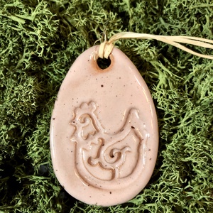 Rózsaszín csirkés tojás függő dísz, Otthon & Életmód, Dekoráció, Dísztárgy, Kerámia, Agyagozás, MESKA