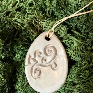 Gyöngyház fehér tojás függő dísz, Ünnepi díszek, dekorációk, Húsvéti díszek és dekorációk, Húsvéti tojásfadíszek, Kerámia, Agyagozás, MESKA