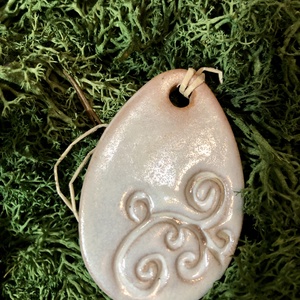 Gyöngyház fehér tojás függő dísz - ünnepi díszek, dekorációk - húsvéti díszek és dekorációk - húsvéti tojásfadíszek - Meska.hu