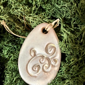 Gyöngyház fehér tojás függő dísz - ünnepi díszek, dekorációk - húsvéti díszek és dekorációk - húsvéti tojásfadíszek - Meska.hu