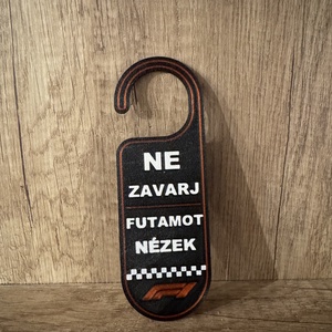 Ne zavarj, futamot nézek kilincs tábla (Forma 1), Otthon & Életmód, Dekoráció, Ajtó- és ablak dekoráció, Ajtótábla, Mindenmás, MESKA