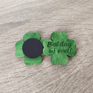 Szerencsehozó lóhere hűtőmágnes � �Boldog új évet! felirattal, Otthon & Életmód, Konyhafelszerelés, tálalás, Konyhai dekoráció, Hűtőmágnes, Famegmunkálás, Gravírozás, pirográfia, MESKA