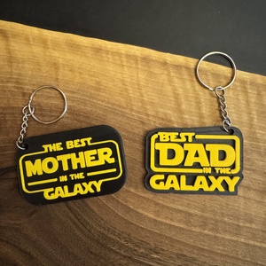 The Best Mother/Dad in the Galaxy kulcstartó � különleges ajándék anyáknak és apáknak - Meska.hu