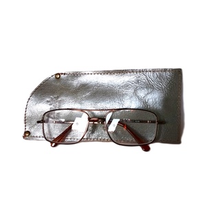 Metálfényű olajzöld bőr szemüvegtok Oculos 008 M - táska & tok - pénztárca & más tok - szemüvegtok - Meska.hu