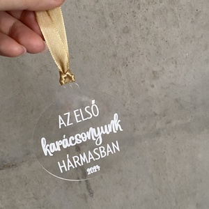 Egyedi Karácsonyi Plexi Kör Dísz  7,5 cm  Személyre szabható 4 sor felirat fehér vinyl matricával - karácsony - karácsonyi lakásdekoráció - karácsonyfadíszek - Meska.hu