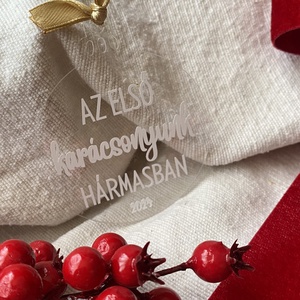 Egyedi Karácsonyi Plexi Kör Dísz  7,5 cm  Személyre szabható 4 sor felirat fehér vinyl matricával - karácsony - karácsonyi lakásdekoráció - karácsonyfadíszek - Meska.hu