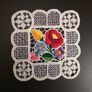 Riseliő csipke kalocsai virágokkal, négyzetes - Meska.hu