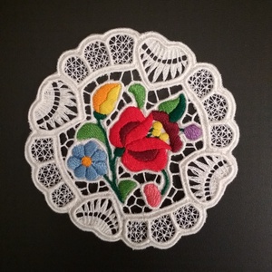 Riseliő csipke kalocsai virágokkal, szív motívummal - Meska.hu