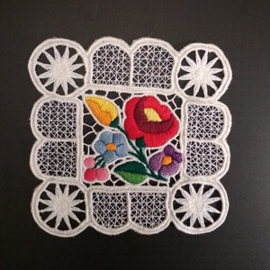 Riseliő csipke kalocsai virágokkal, négyzetes - otthon & életmód - dekoráció - asztal és polc dekoráció - horgolt & csipketerítő - Meska.hu