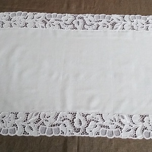 Asztali futó terítő fehérriseliő szegéllyel - otthon & életmód - dekoráció - asztal és polc dekoráció - horgolt & csipketerítő - Meska.hu