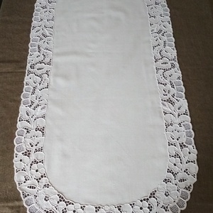 Asztali futó terítő fehérriseliő szegéllyel - otthon & életmód - dekoráció - asztal és polc dekoráció - horgolt & csipketerítő - Meska.hu