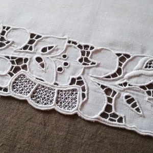 Asztali futó terítő fehérriseliő szegéllyel - otthon & életmód - dekoráció - asztal és polc dekoráció - horgolt & csipketerítő - Meska.hu