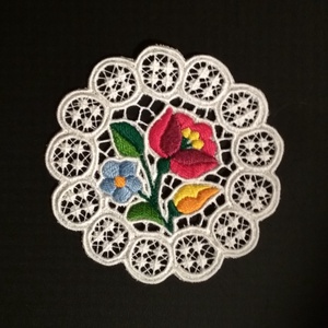 Mini riseliő csipke kalocsai virágokkal - otthon & életmód - dekoráció - asztal és polc dekoráció - horgolt & csipketerítő - Meska.hu