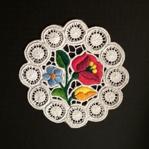 Mini riseliő csipke kalocsai virágokkal, Otthon & Életmód, Dekoráció, Asztal és polc dekoráció, Horgolt & Csipketerítő, Hímzés, MESKA