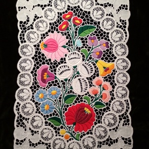Riseliő csipke kalocsai virágokkal, fehérriseliő sarkokkal, Otthon & Életmód, Dekoráció, Asztal és polc dekoráció, Horgolt & Csipketerítő, Hímzés, MESKA