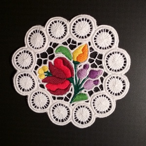 Mini riseliő csipke kalocsai virágokkal - Meska.hu