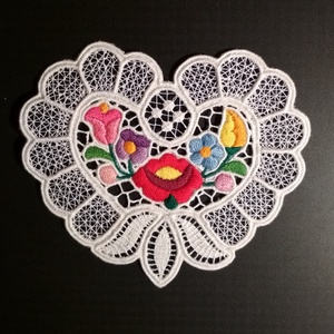 Riseliő csipke kalocsai virágokkal, szív alakú - Meska.hu