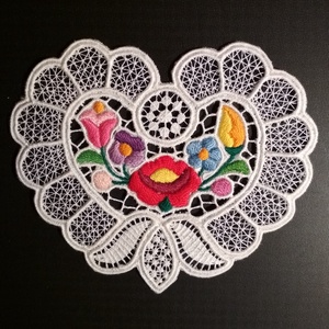 Riseliő csipke kalocsai virágokkal, szív alakú - otthon & életmód - dekoráció - asztal és polc dekoráció - horgolt & csipketerítő - Meska.hu