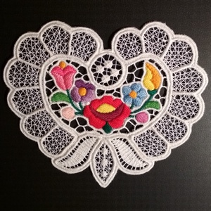 Riseliő csipke kalocsai virágokkal, szív alakú - otthon & életmód - dekoráció - asztal és polc dekoráció - horgolt & csipketerítő - Meska.hu