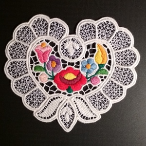 Riseliő csipke kalocsai virágokkal, szív alakú - otthon & életmód - dekoráció - asztal és polc dekoráció - horgolt & csipketerítő - Meska.hu