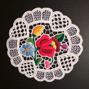 Riseliő csipke kalocsai virágokkal, szív motívummal - otthon & életmód - dekoráció - asztal és polc dekoráció - horgolt & csipketerítő - Meska.hu