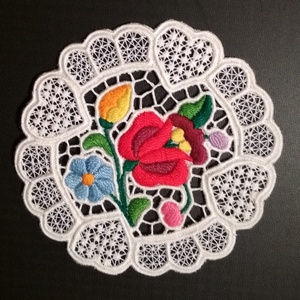 Riseliő csipke kalocsai virágokkal, szív motívummal - otthon & életmód - dekoráció - asztal és polc dekoráció - horgolt & csipketerítő - Meska.hu