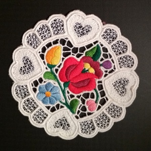 Riseliő csipke kalocsai virágokkal, szív motívummal - otthon & életmód - dekoráció - asztal és polc dekoráció - horgolt & csipketerítő - Meska.hu