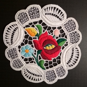 Riseliő csipke kalocsai virágokkal, bogyós szegéllyel - Meska.hu