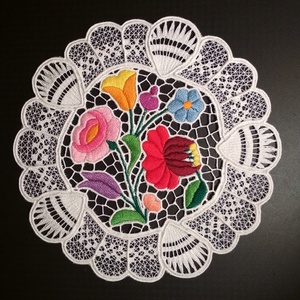 Riseliő csipke kalocsai virágokkal, 'csepp'es - Meska.hu