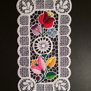 Riseliő csipke kalocsai virágokkal, bogyós  - otthon & életmód - dekoráció - asztal és polc dekoráció - horgolt & csipketerítő - Meska.hu