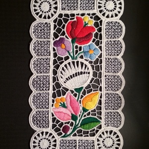 Riseliő csipke kalocsai virágokkal, bogyós  - Meska.hu