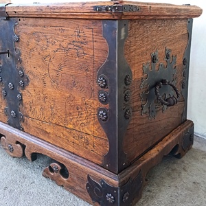 Antik tömör tölgyfaláda, kovácsolt vasalattal az 1800-as évekből - Kincsesláda - otthon & életmód - tárolás & rendszerezés - láda - Meska.hu