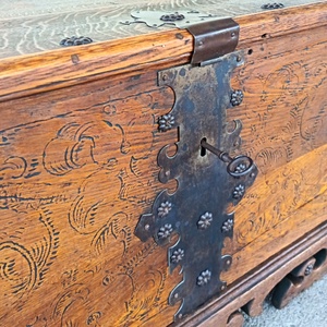 Antik tömör tölgyfaláda, kovácsolt vasalattal az 1800-as évekből - Kincsesláda - otthon & életmód - tárolás & rendszerezés - láda - Meska.hu