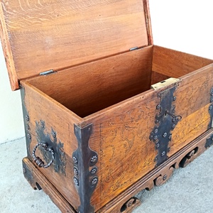 Antik tömör tölgyfaláda, kovácsolt vasalattal az 1800-as évekből - Kincsesláda - otthon & életmód - tárolás & rendszerezés - láda - Meska.hu