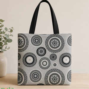 Mandalás bevásárló táska, Táska & Tok, Bevásárlás & Shopper táska, Shopper, textiltáska, szatyor, Varrás, Kétrétegű bevásárló táska
Mérete 38x40 cm
Pántok hossza 68 cm
Külső anyaga erős bútorszövet, bélése..., MESKA
