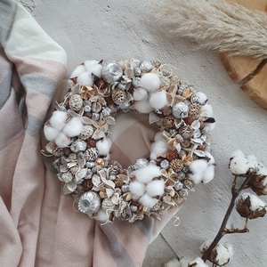 Ezüstös karácsonyi kopogtató, koszorú, advneti koszorú, szárazvirágból, termésekből, Karácsony, Karácsonyi lakásdekoráció, Karácsonyi ajtódíszek, Virágkötés, MESKA