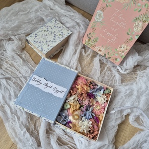 Anyák napi könyv formájú virágbox az olvasás szerelmeseinek, anyák napjára, szülőköszöntőre, születésnapra, Otthon & Életmód, Virágdekoráció, Virágok, Virágbox, Virágkötés, MESKA