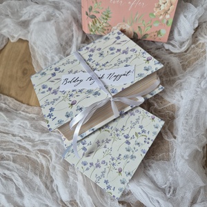 Anyák napi könyv formájú virágbox az olvasás szerelmeseinek, anyák napjára, szülőköszöntőre, születésnapra - otthon & életmód - virágdekoráció - virágok - virágbox - Meska.hu