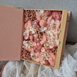 Anyák napi könyv formájú virágbox az olvasás szerelmeseinek, anyák napjára, szülőköszöntőre, születésnapra - otthon & életmód - virágdekoráció - virágok - virágbox - Meska.hu