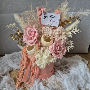 Virágbox Anyák napjára, szülőköszöntőre, szárazvirágokkal és tartósított örökrózsával - otthon & életmód - virágdekoráció - virágok - virágbox - Meska.hu