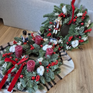Élő fenyős adventi koszorú és kopogtató, ajtódísz szettben, diótörővel, piros-fehér termésekkel, gömbökkel - Meska.hu