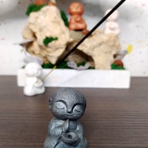 Jesmonite szerzetes füstölőtartó - kézzel öntött, környezetbarát lakásdekor, Otthon & Életmód, Dekoráció, Spiritualitás, Füstölő és füstölőtartó, Gipszöntés, MESKA