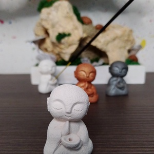 Jesmonite szerzetes füstölőtartó - kézzel öntött, környezetbarát lakásdekor - otthon & életmód - dekoráció - spiritualitás - füstölő és füstölőtartó - Meska.hu