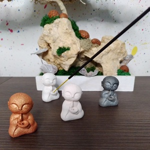 Jesmonite szerzetes füstölőtartó - kézzel öntött, környezetbarát lakásdekor - otthon & életmód - dekoráció - spiritualitás - füstölő és füstölőtartó - Meska.hu