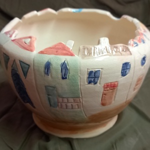 Házikó mintájú, mázas kaspó, Otthon & Életmód, Dekoráció, Virágdekoráció, Virágtartó, Kerámia, Házikó mintájú, mázas kaspó. Magassága: 15 cm, átmérője: 20 cm. Kézzel korongoztott, díszítése egye..., MESKA