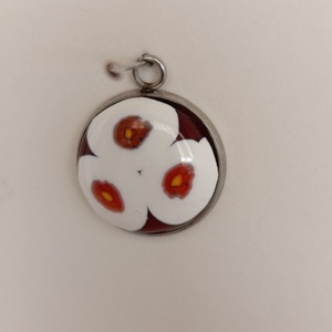 Virágos medál fehér alapon - Meska.hu