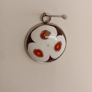 Virágos medál fehér alapon - ékszer - nyaklánc - medálos nyaklánc - Meska.hu