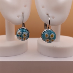 Margaréta virágok kék alapon, Ékszer, Fülbevaló, Lógó fülbevaló, Üvegművészet, Ékszerkészítés, MESKA