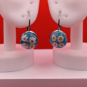 Margaréta virágok kék alapon - ékszer - fülbevaló - lógó fülbevaló - Meska.hu