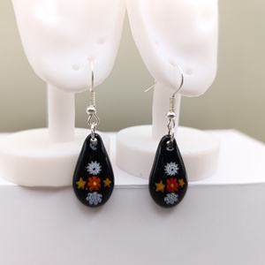 Színes virágok fekete alapon - ékszer - fülbevaló - lógó csepp fülbevaló - Meska.hu